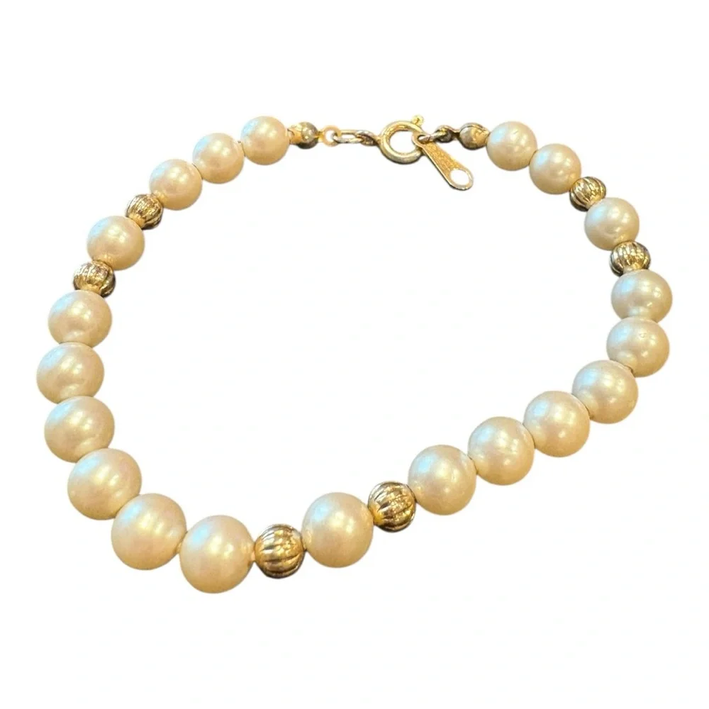 Avon Vintage Faux Pearl Gold Tone Bead Bracelet 6” in Box J13